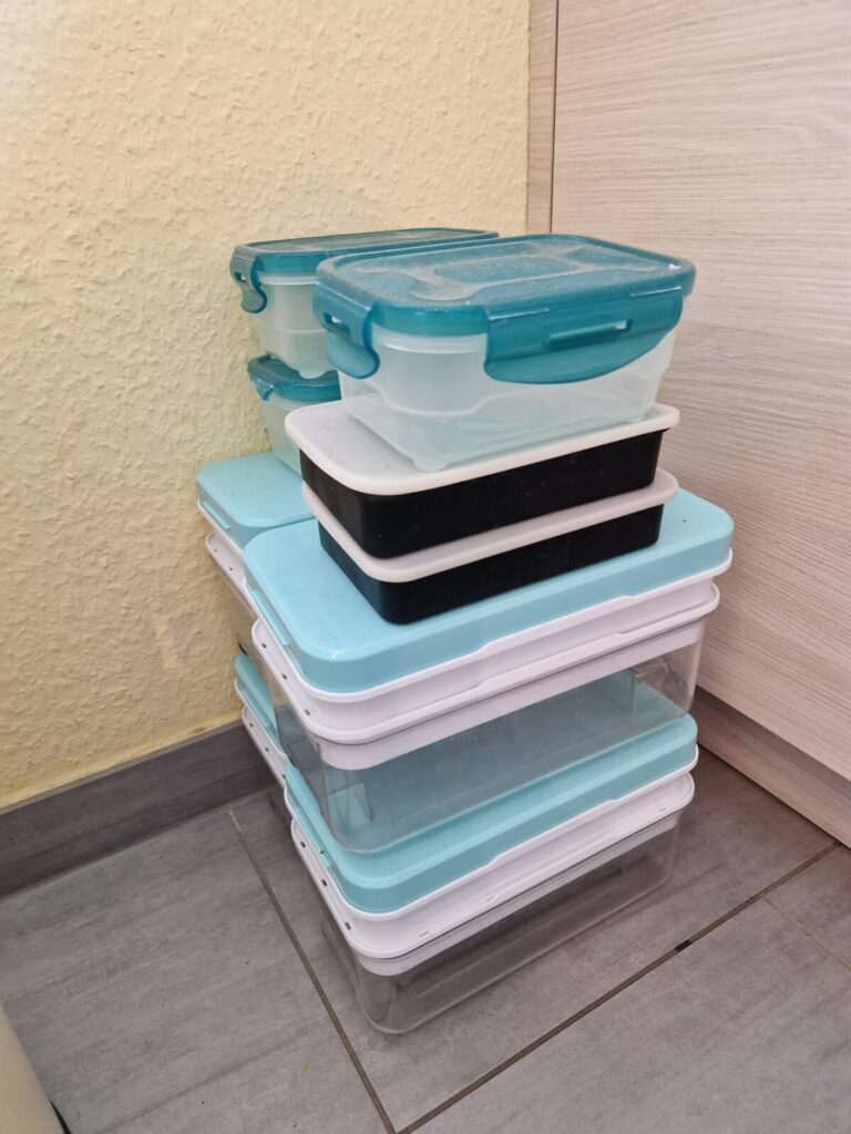 Gestapelte Kühlboxen und Eiswürfelformen für die Eisproduktion