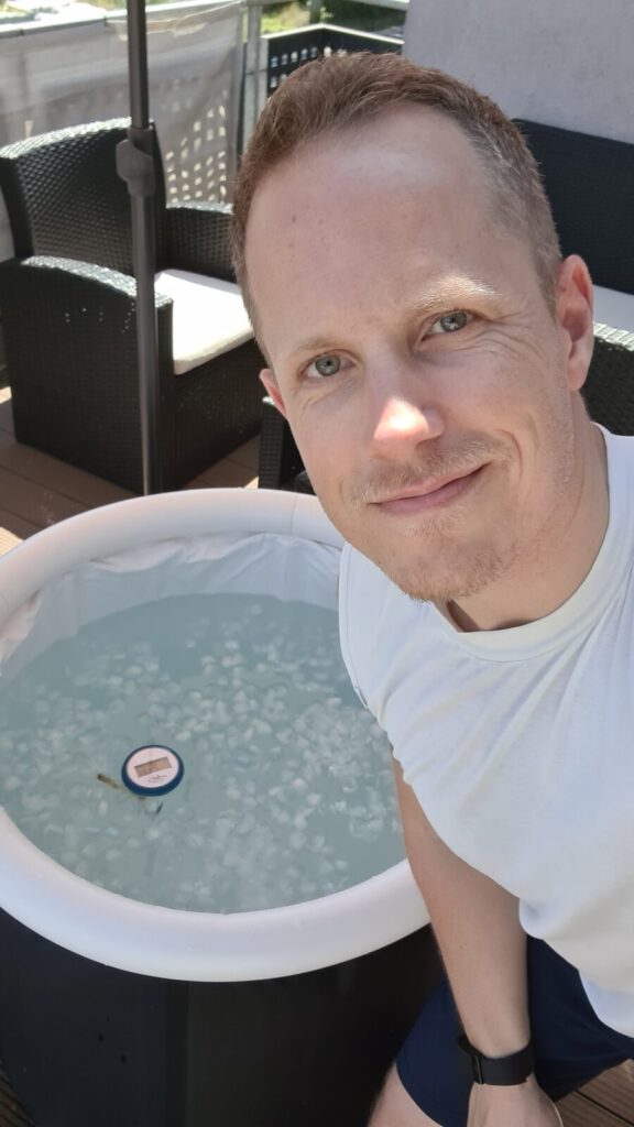 Chris neben seinem Lumi recoveryPOD mit Eiswürfeln und Thermometer