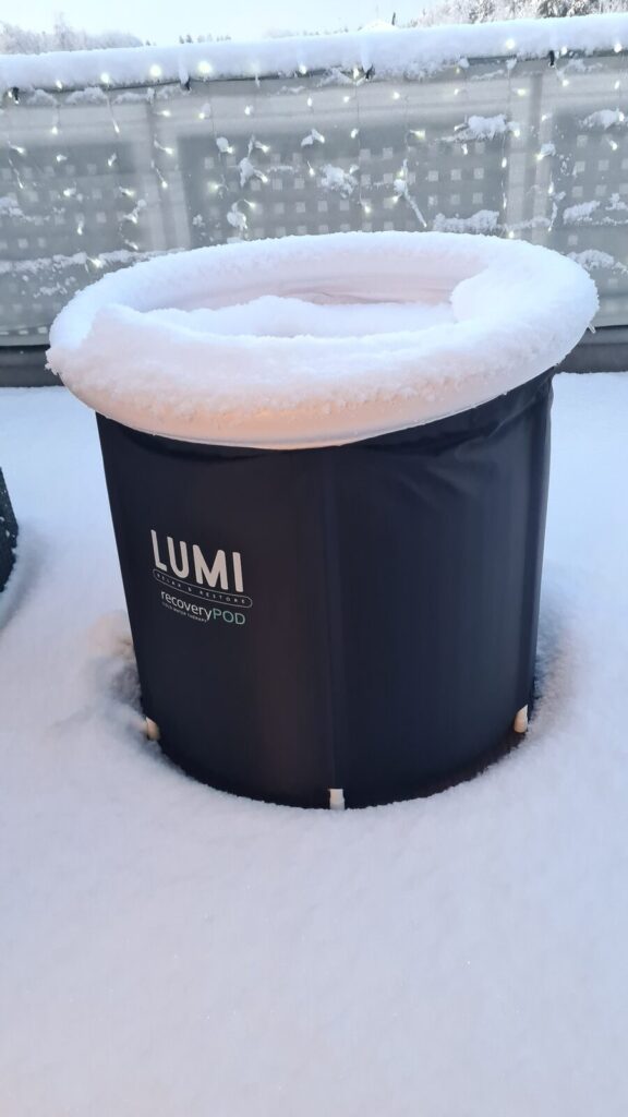 Dicke Schneeschicht auf dem Deckel des Lumi Eisbads