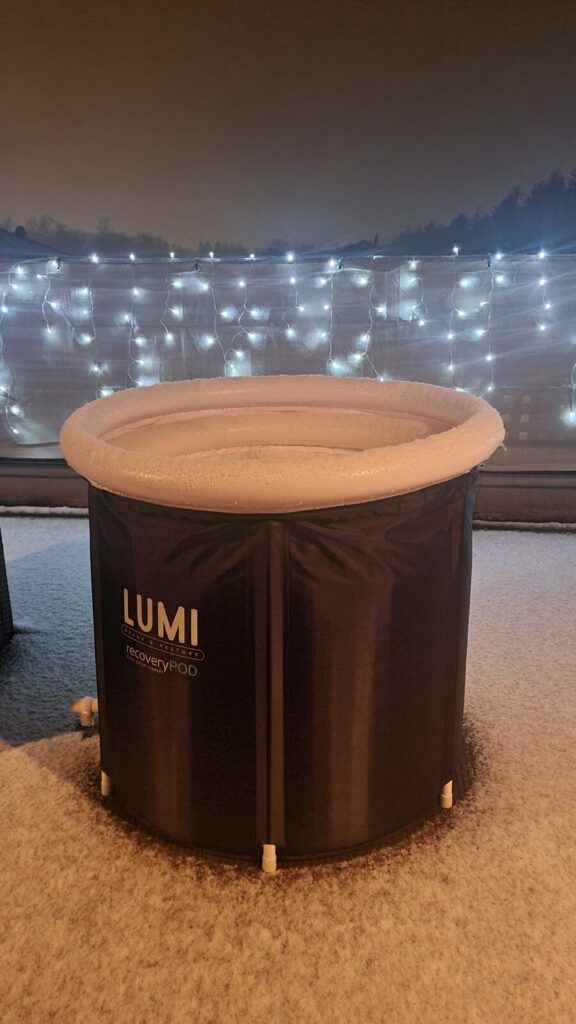 Lumi recoveryPOD am Abend mit Lichterkette im Hintergrund