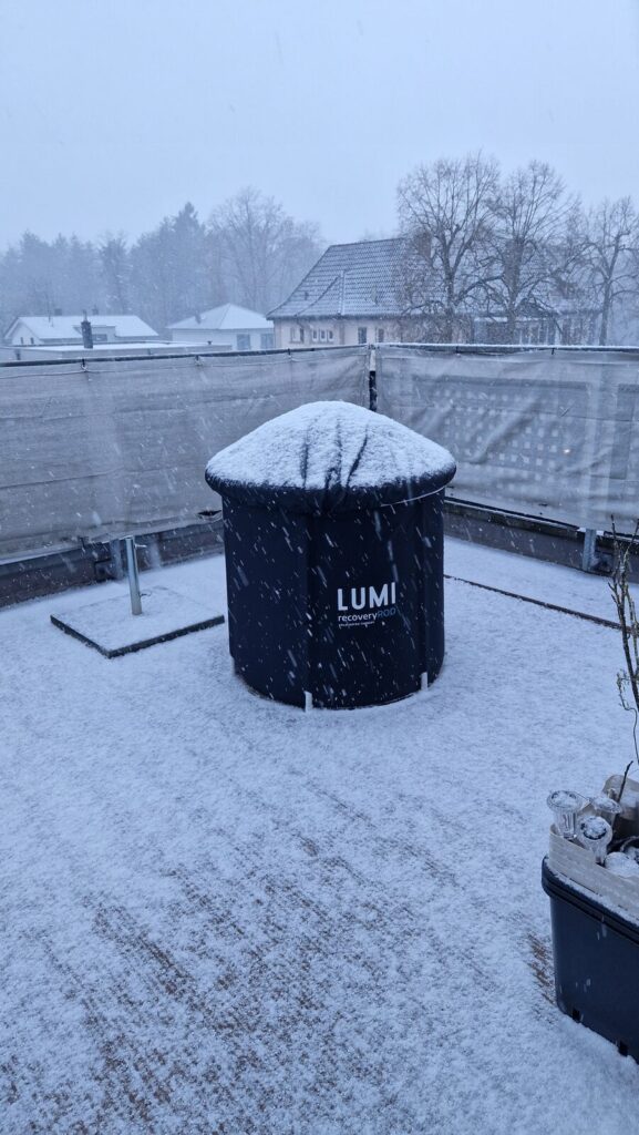 Lumi Eisbad auf dem verschneiten Balkon bei Schneefall