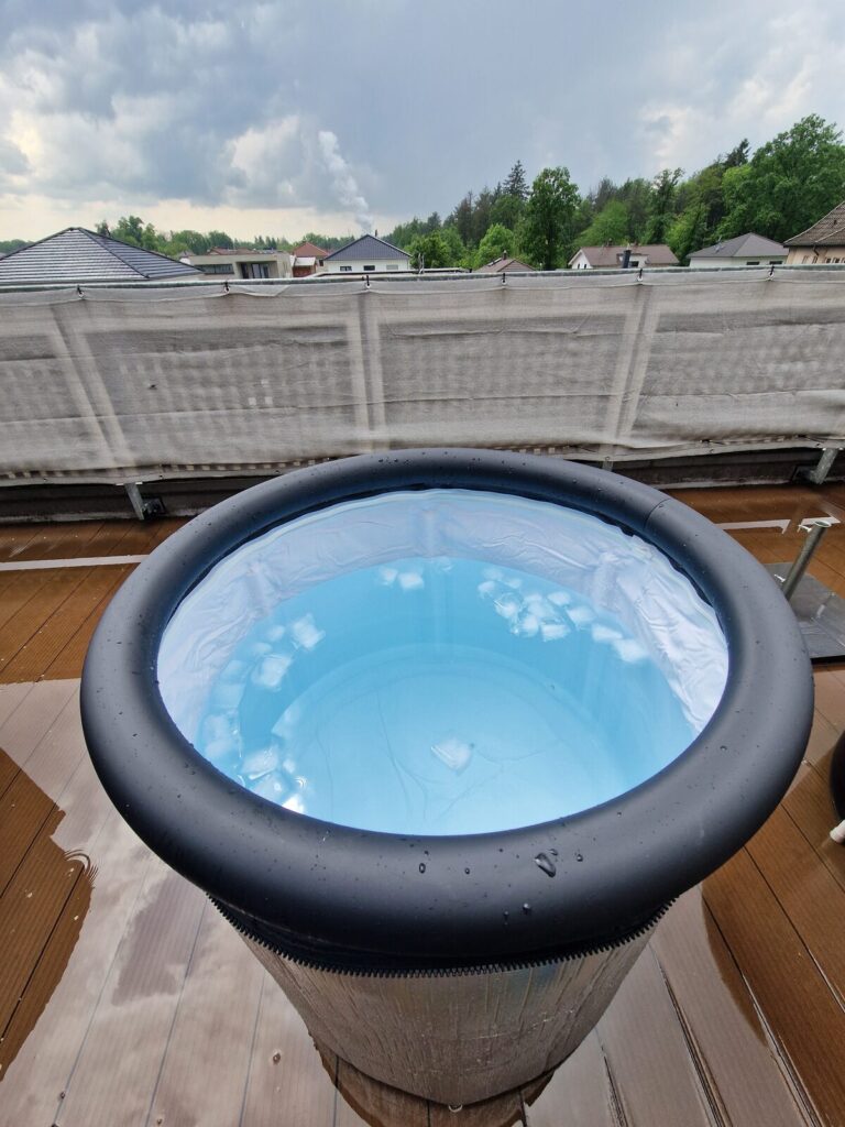 Lumi recoveryPOD mit schwarzem Rand von oben, Eiswürfel im Wasser