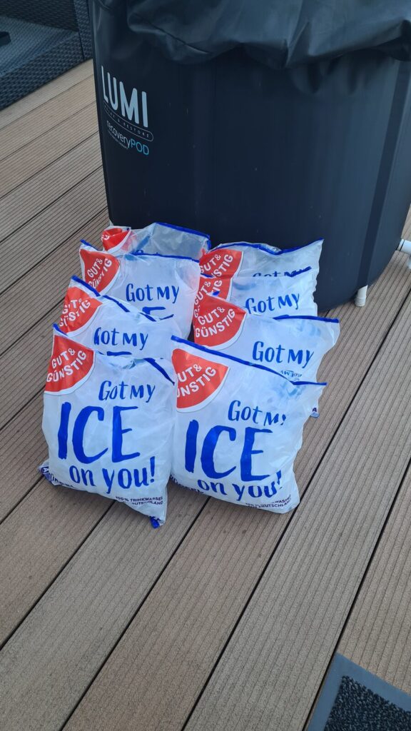 Vier Beutel gekaufte Eiswürfel vor dem Lumi Eisbad