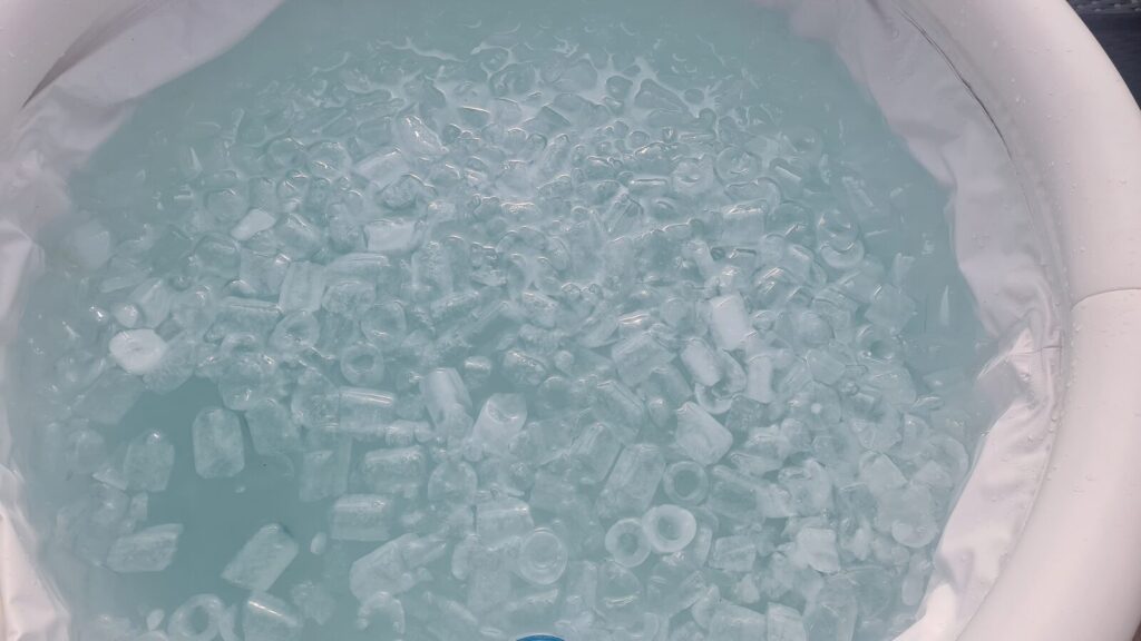 Blick von oben in das Eisbad, dicht bedeckt mit Eiswürfeln