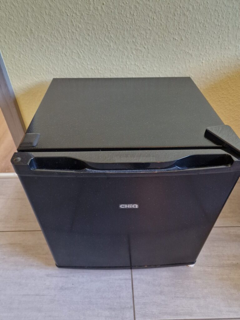 Mini-Gefrierschrank, der nur für die Eiswürfel fürs Eisbad läuft